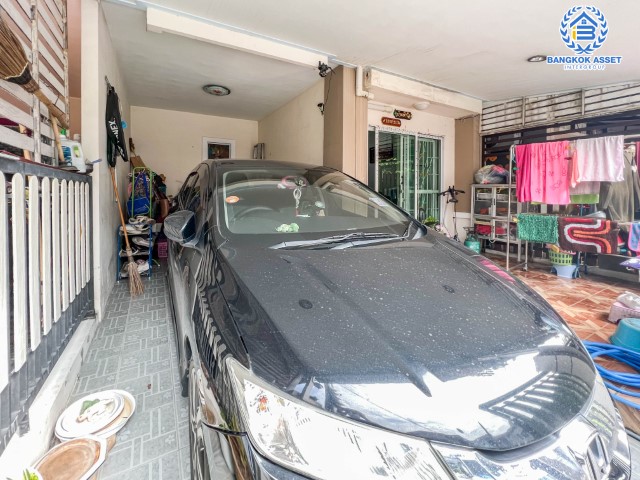 *****ทาวน์เฮ้าส์มือสองย่านนนทบุรี ม.พฤกษาวิลล์33 ปิ่นเกล้า-วงแหวน2 บนเนื้อที่ 19.5 ตร.ว. ฟังก์ชัน 3 ห้องนอน 2 ห้องน้ำ 1 ที่จอดรถ บ้านพร้อมอยู่ ต่อเติมครัว และโรงรถ ทำเลดีเดินทางได้หลายเส้นทาง ใกล้รถไฟฟ้าสายสีม่วง "สถานีตลาดบางใหญ่" และทางด่วน "ศรีรัช"